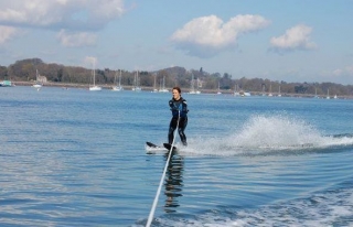  Serás sostenido por un cable sujeto a una lancha rápida 